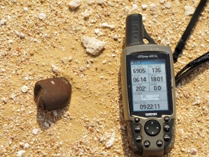 in-situ-photos-of-desert-meteorites-3-fresh
