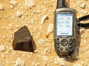 in-situ-photos-of-desert-meteorites-4