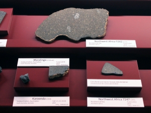 img_2591_nwa7247_o115_tomek-jakubowski_nhmv-meteorite-hall_v55